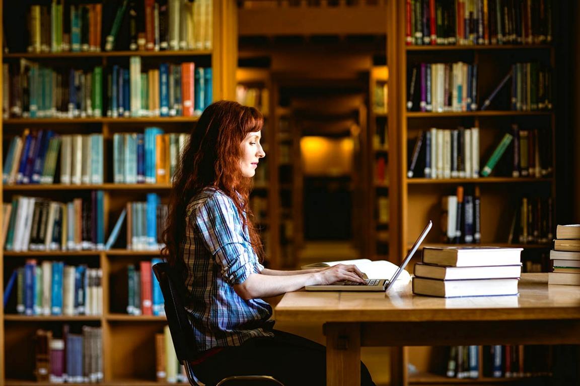 Студенты работают над креативными проектами в команде